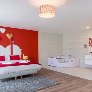 https://domaine-des-pierres-dorees.hotels-rhonealpes.com